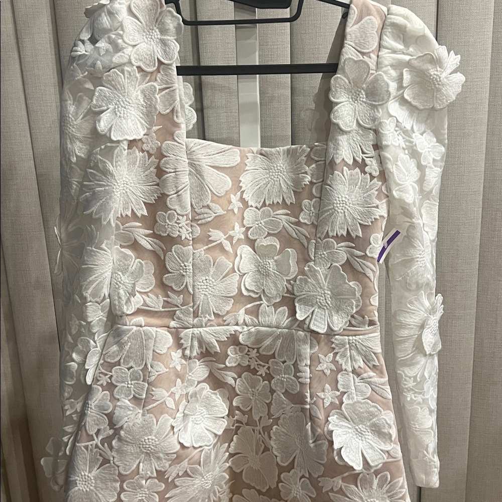 Elegant White Floral Backless Dress - Picture 6 of 9